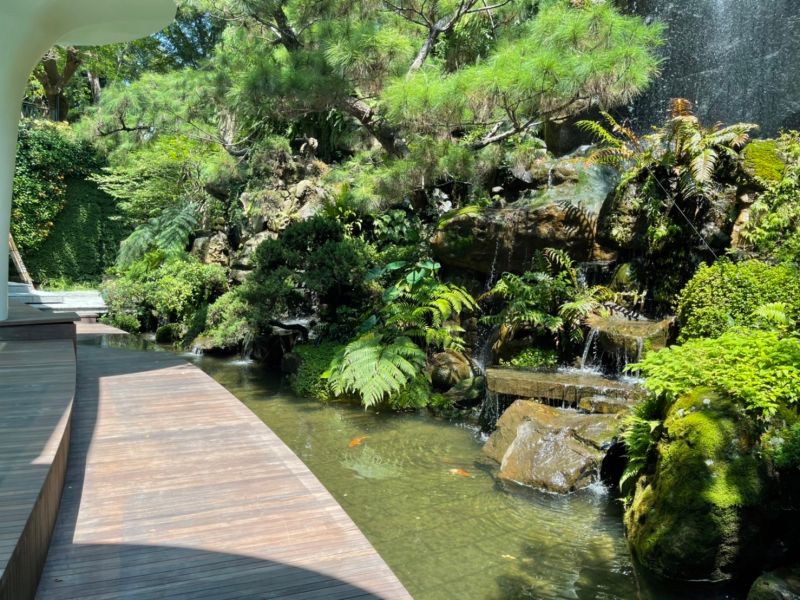 ▲陶朱隱園耗時三年打造的生態庭園，根據建商實地測試，在炎夏的7、8月，水瀑區的木棧道觀景台溫度比同時段戶外溫度低8-9度，提供住戶乘涼散步的好選擇。（圖／中華工程提供）