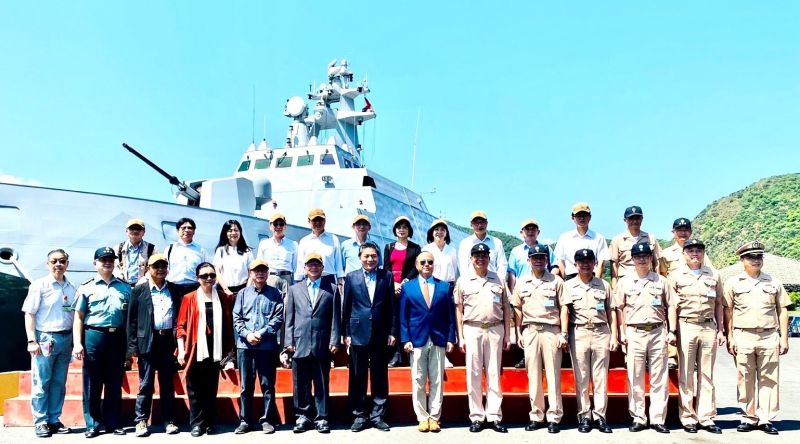 ▲監察委員前往蘇澳軍港視察沱江艦。(圖/監察院提供)