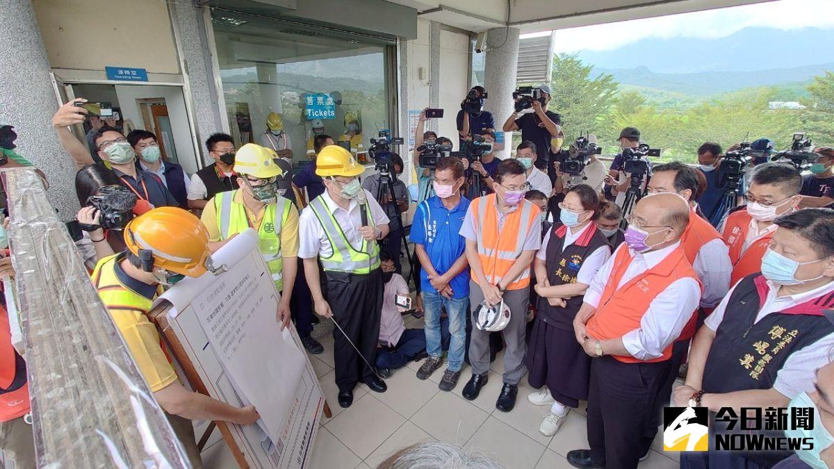 ▲行政院長蘇貞昌於中午12點20分抵達花蓮東里火車站聽取災害簡報，內政部長徐國勇、交通部長王國材等人也陪同到場勘災。（圖／記者林調遜攝,2022.09.19）