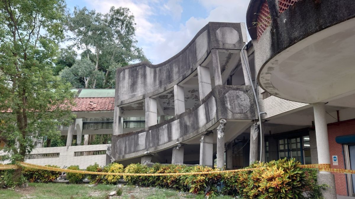 ▲台東強震釀災！花蓮春日國小建物倒塌，採線上教學1週。（圖／記者林調遜攝）