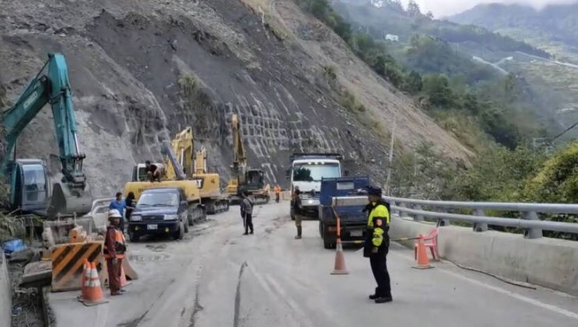 ▲台東強震影響，台8線77K路段持續崩塌。（圖／翻攝畫面） 