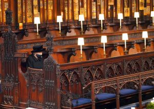 ▲女王在丈夫菲力普親王的葬禮過後，孓然一身地坐在聖喬治教堂。（圖／美聯社）