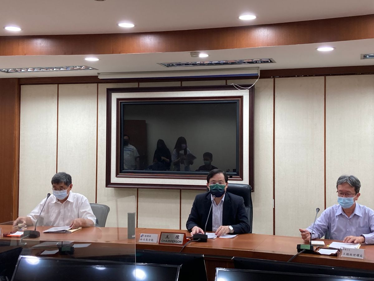 ▲經濟部今（19）日召開111年第2次電價費率審議會審議會，經濟部政務次長林全能（圖中）於會後記者會上宣布，此次電價不調整，維持平均電價2.8458元/度，並延長高壓用戶夏月電價時間一個月。（圖／記者鄭妤安攝影）