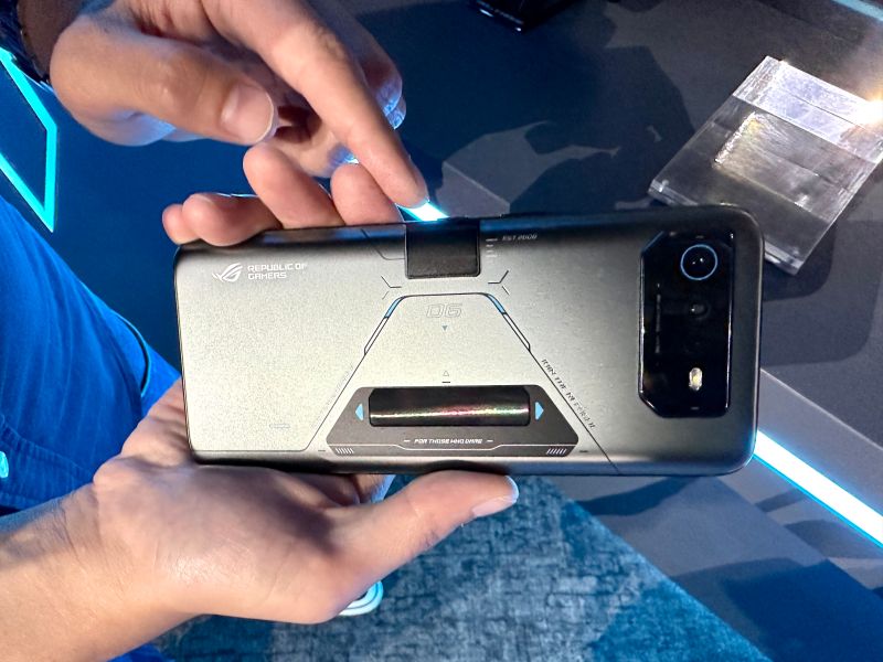 ▲ROG Phone 6D Ultimate機身上首創「空氣動力散熱閥」，直接把手機打開來送風進去，。(圖／記者周淑萍攝)
