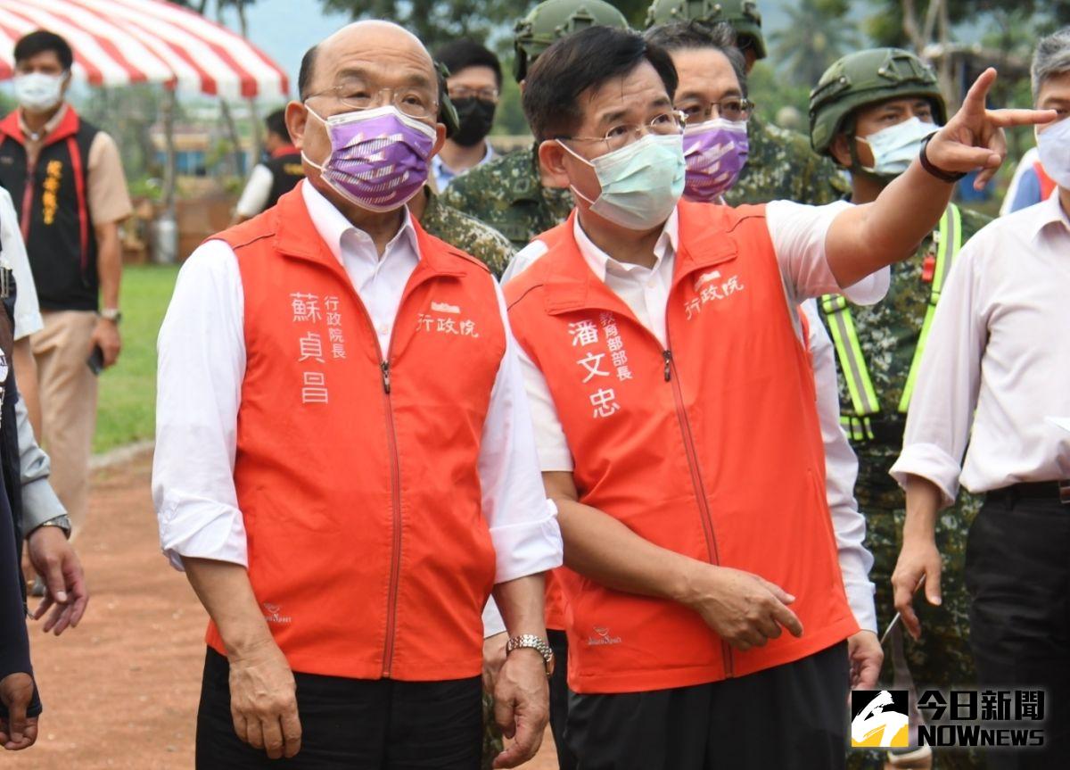 ▲行政院長蘇貞昌（左）也在中午12點20分抵達台鐵花蓮東里站聽取災害簡報，並開始訪視行程，不過蘇下午的行程卻有所變動，提前1個小時就來到花蓮春日國小，並與教育部長潘文忠（右）一同聽取簡報。（圖／記者林調遜攝,2022.09.19）