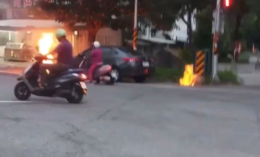 ▲台東市中興路二段驚傳氣爆意外，整條水溝突竄出火舌。（圖／翻攝自台東大小事）