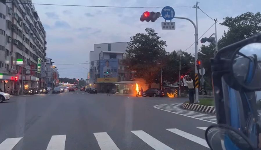 ▲台東中興路加油站附近在昨（19）日傍晚，發生漏油起火引發氣爆事件，起火當下持續傳出爆炸聲，嚇壞周邊民眾。（圖／翻攝自台東大小事）