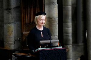 ▲英國女王伊莉莎白二世靈柩移至西敏寺,首相特拉斯致詞。(圖/美聯社/達志影像) ▲英國女王伊莉莎白二世靈柩移至西敏寺,首相特拉斯致詞。(圖/美聯社/達志影像)