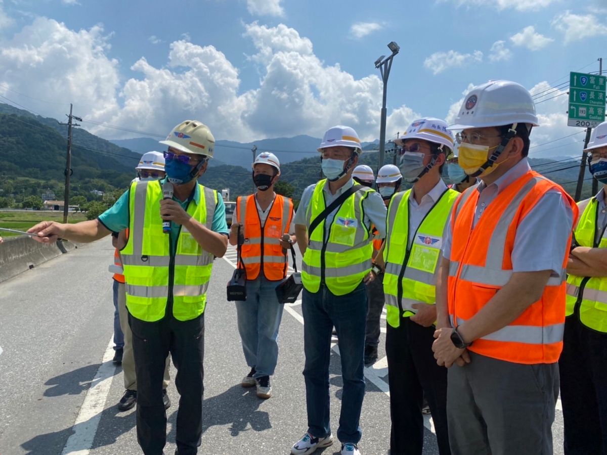 ▲交通部部長王國材為瞭解花蓮地區災後交通路網搶通情形，於今（19）日率路政司、公路總局局長陳文瑞、總工程司鄧文廣、組長梁郭國及處長林文雄等主管，一同視察公路橋梁及鐵路類火車疏運。（圖／交通部提供）