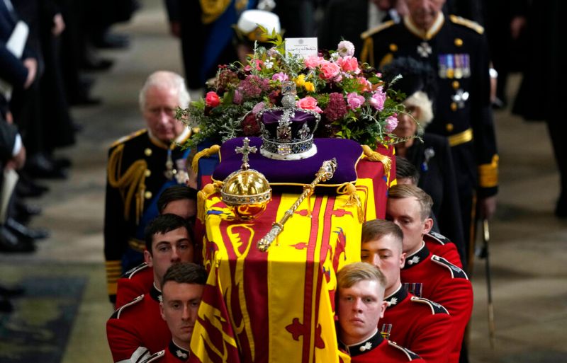▲國葬儀式結束後，女王靈柩在皇家海軍水手護送下移至威靈頓拱門，王室成員也緊跟在後。女王之後將會在聖喬治教堂舉行安葬儀式。（圖／美聯社／達志影像）