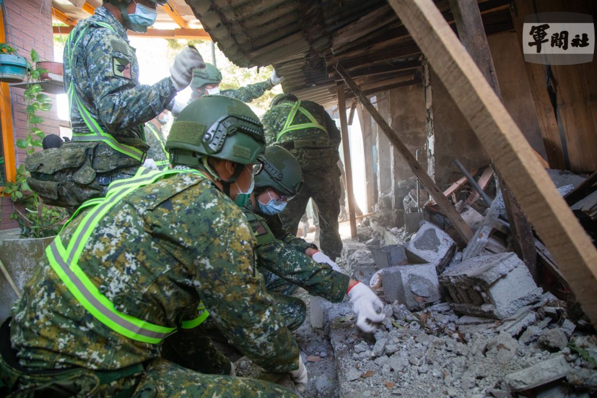 ▲花東6.8強震，國軍官兵協助里長清除倒塌於道路上的石塊。(圖／軍聞社提供)