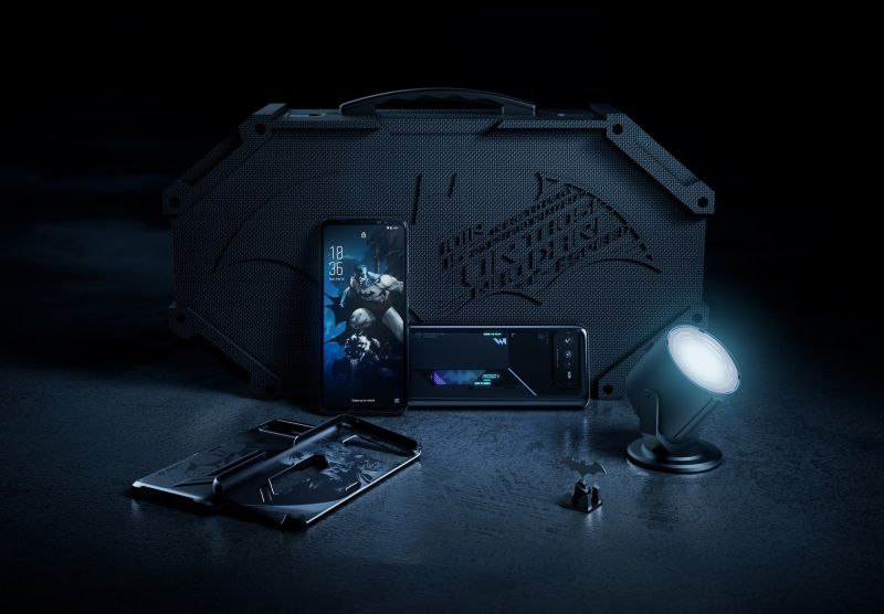 ▲ROG Phone 6蝙蝠俠版聯名款，從外盒在到手機配件都充滿了蝙蝠俠的設計元素，酷炫十足。（圖／廠商提供）