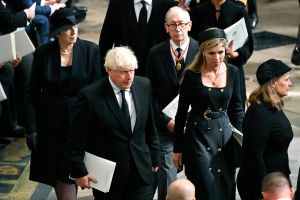 ▲女王國葬後,英國前首相特梅伊與丈夫、英國前首相·強生與妻子神情凝重離開西敏寺。(圖/美聯社/達志影像) ▲女王國葬後,英國前首相特梅伊與丈夫、英國前首相·強生與妻子神情凝重離開西敏寺。(圖/美聯社/達志影像)