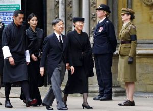 ▲日本德仁天皇（左三）和雅子皇后（左四）和不丹國王吉格梅·凱薩爾·納姆耶爾·旺楚克（左）和傑特森·佩瑪王后抵達伊麗莎白女王的葬禮。（圖／美聯社／達志影像）