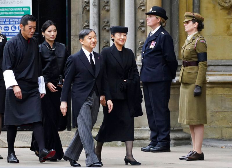 ▲日本德仁天皇（左三）和雅子皇后（左四）和不丹國王夫婦（左一）抵達英國女王的葬禮。（圖／美聯社／達志影像）