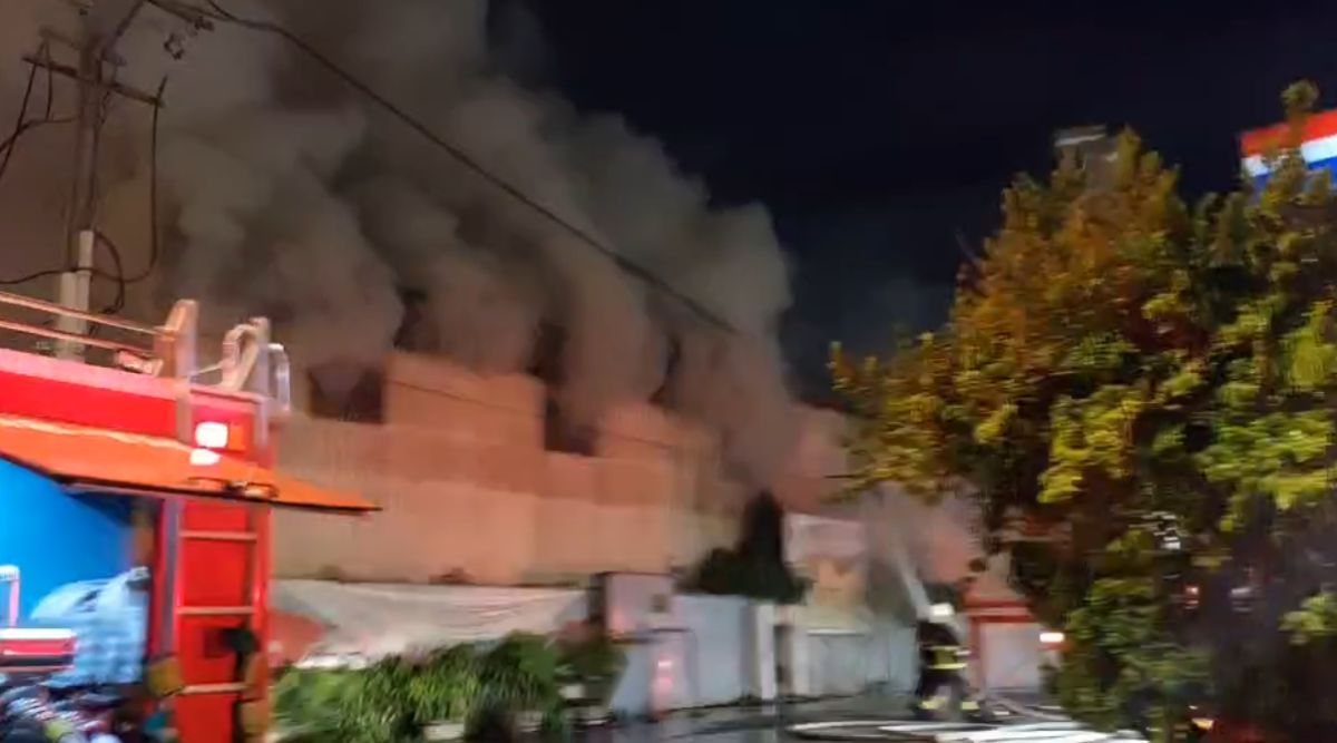 ▲新北市樹林鐵皮倉庫今（19）日深夜傳惡火，警消獲報後火速趕往現場撲滅火勢。（圖／翻攝畫面）