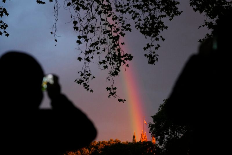 ▲英國女王國葬前夕，在大笨鐘、西敏市及溫莎城堡的上空出現彩虹。（圖／美聯社／達志影像）