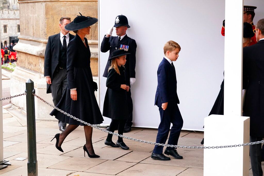 ▲英國女王伊麗莎白二世的曾孫喬治王子與夏綠蒂公主今天出席曾祖母的葬禮，象徵身處王位繼承人前面位置的王室新生代，未來將扮演更顯著角色。（圖／美聯社／達志影像）