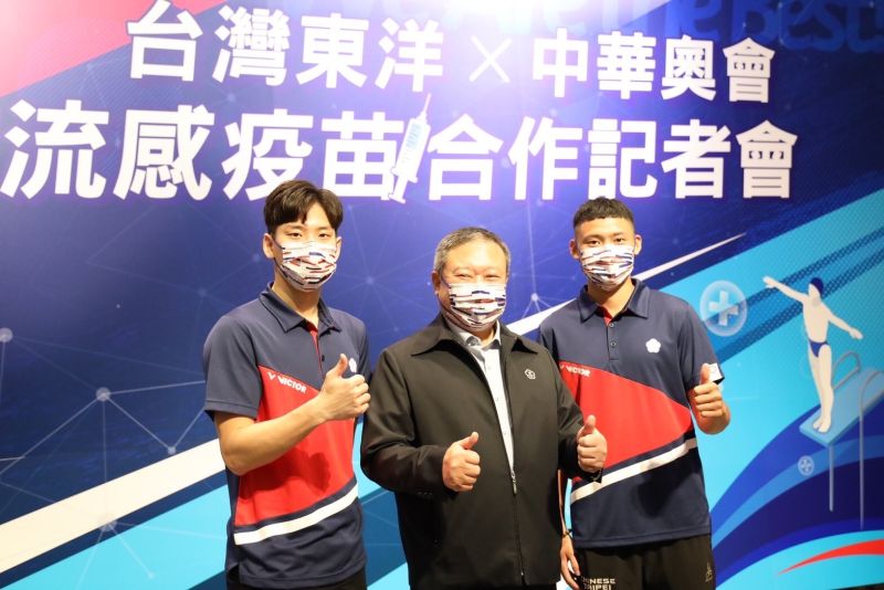 ▲射箭選手湯智鈞(右)與游泳選手王冠閎(左)。官方提供