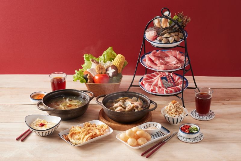 ▲「尬鍋」選擇台式濃醇雞湯底，鍋底內含帶骨雞腿肉，還可自由搭配雪花牛等肉品「一鍋雙饗」。（圖／王品集團提供）