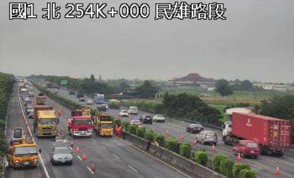 ▲國道1號南向254.1K、民雄路段，今天（20日）上午6時許，發生一起連環車禍。（圖／翻攝國道監視器）