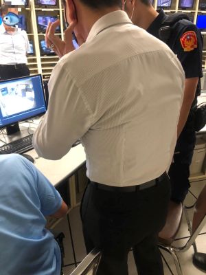 ▲外送員報警後,百貨方人員與警方開始確認監視器畫面。(圖/翻攝《爆料公社》) ▲外送員報警後,警察偕同百貨職員確認監視器畫面。(圖/翻攝《爆料公社》)