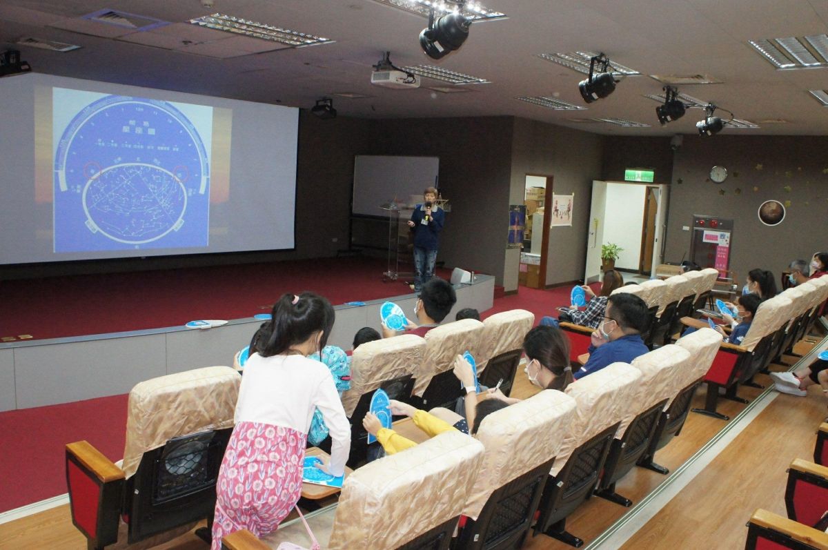▲ 台北天文館歡迎設籍台北市的原住民及新住民親子，10月8日(周六)來參加免費的輕鬆學天文活動。（圖/台北天文館提供）