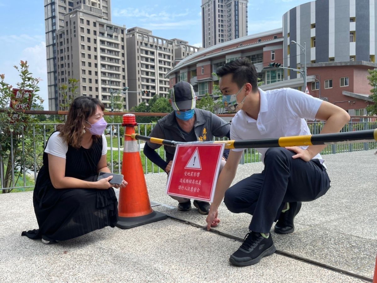 ▲地震導致新竹縣竹北市東興圳橋面隆起，害路過學童絆倒，民進黨竹北市長候選人鄭朝方（右）、市民代表候選人范格菱（左）前往會勘。（圖/鄭朝方團隊提供）