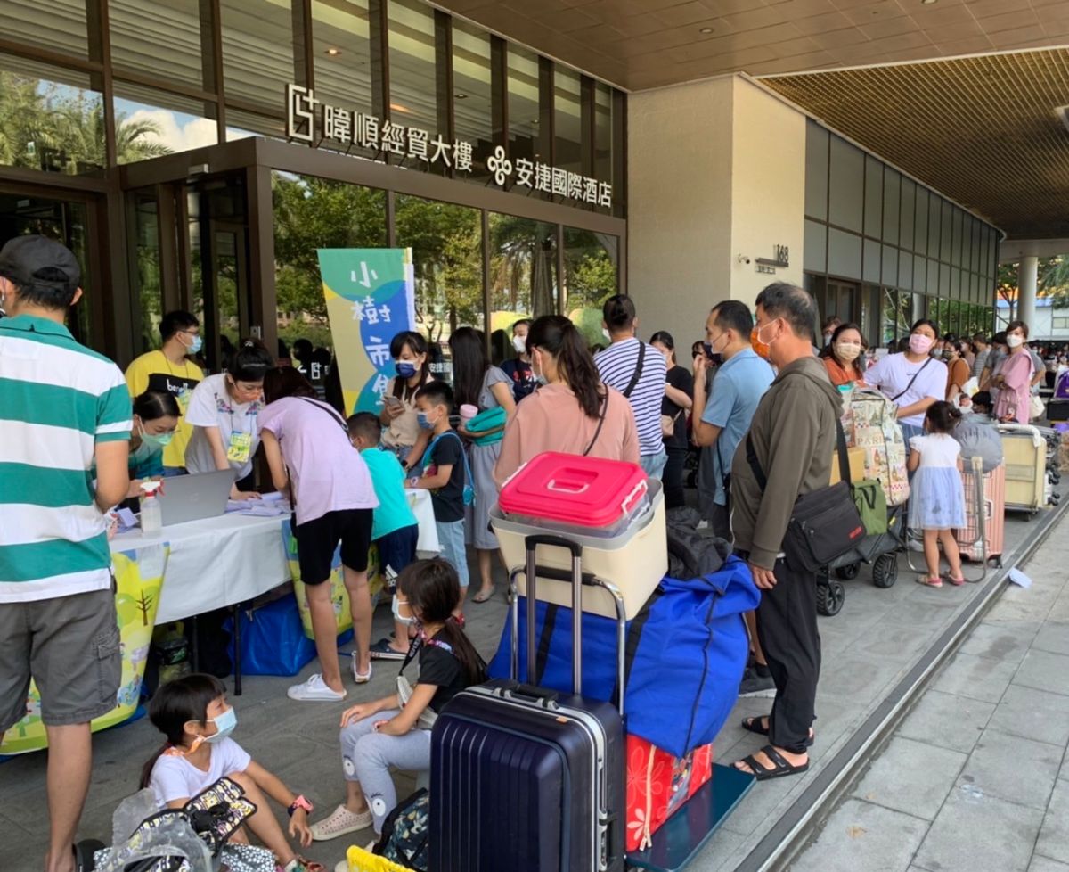 ▲暐順6+Plaza首次辦親子市集活動，現場人潮爆滿。（圖/暐順6+Plaza提供）