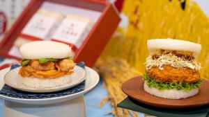 ▲鮭魚天婦羅珍珠堡125元、明太子可樂餅珍珠堡105元,限定販售至10月31日。(圖/摩斯漢堡提供) ▲鮭魚天婦羅珍珠堡125元、明太子可樂餅珍珠堡105元,限定販售至10月31日。(圖/摩斯漢堡提供)