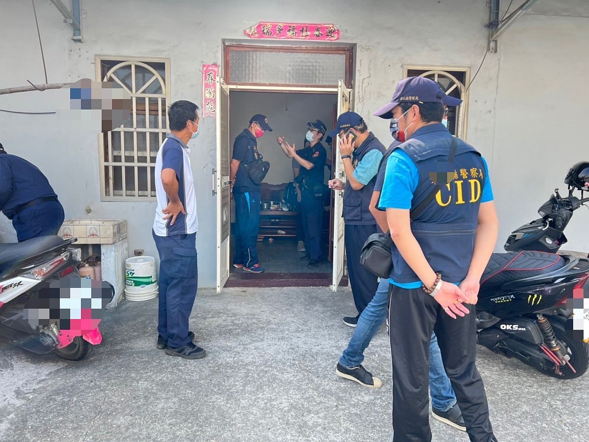 ▲警方趕抵馮男租屋處逮人時，還有3名女子一臉淡定的在蔣男遺體旁滑手機，行徑十分囂張。（圖／翻攝畫面）