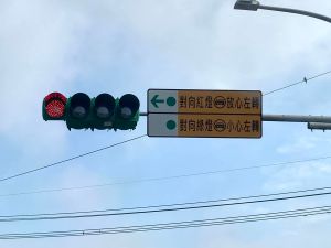 桃園紅綠燈冒「文字告示牌」！外地人超困惑　真實用途曝
