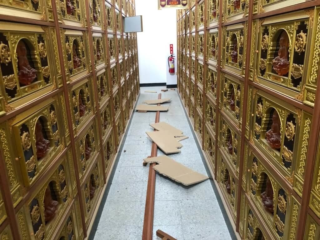 ▲台東強震造成花蓮不少災情，其中玉里鎮松浦及長良納骨塔約150座塔位受損。（圖／玉里鎮公所）