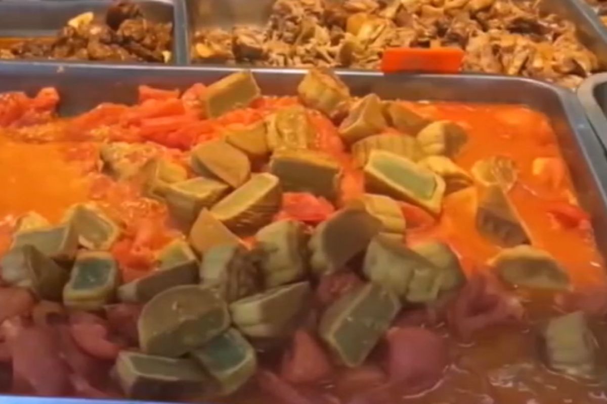 ▲中秋月餅吃不完，學校午餐竟出現創意料理「番茄炒月餅」，學生捧場掃光。（圖／Youtube：東南早報）