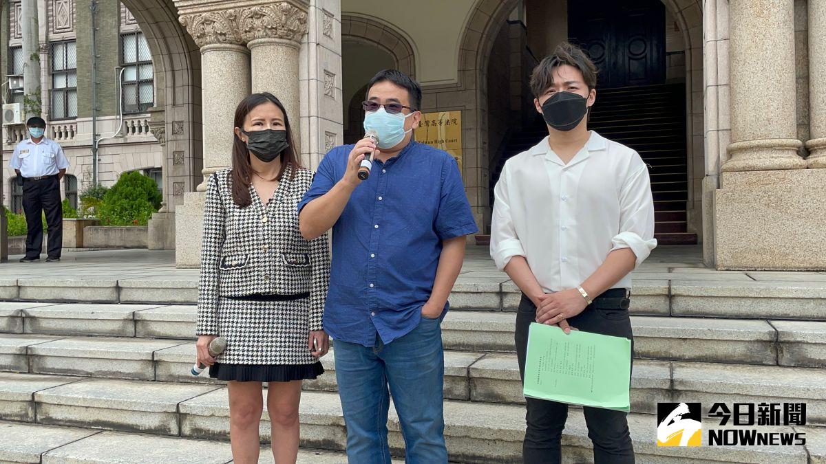 ▲社團法人台灣足球發展協會名譽理事長石明謹（中）與律師陳孟秀（左）、律師李荃和（右）20日上午前往司法院，向憲法法庭遞狀。（圖／記者潘千詩攝，2022.09.20）