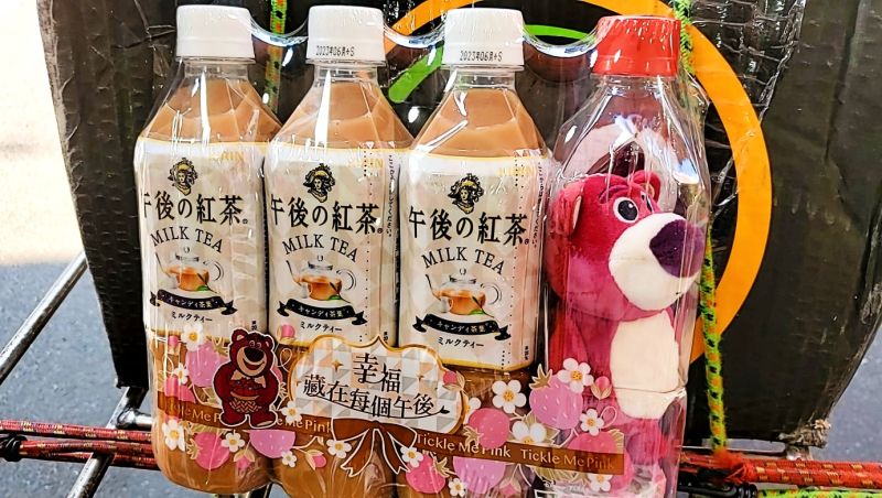 ▲迪士尼瓶裝娃娃再度於7-11開賣，午後の紅茶這次推出「熊抱哥款奶茶組」台灣獨賣。（圖／葫蘆妹提供）