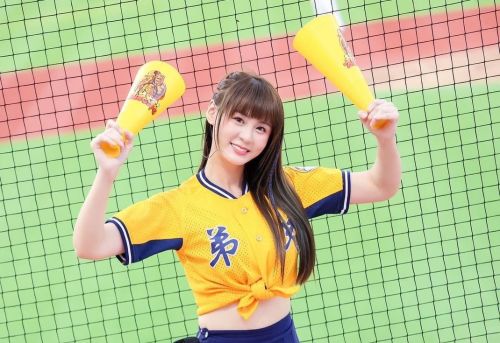 ▲中信兄弟啦啦隊人氣成員「短今」在IG曬出穿著「爆乳激短裙」扮超嫩學生妹的辣照。（圖／翻攝自短今IG）