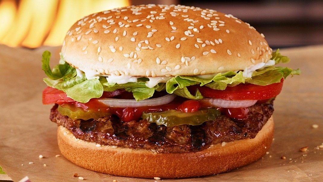 ▲漢堡王公布9月「華堡日」好康，除了買指定華堡套餐，免費爽吃小華堡之外，本月加碼再送肉感女神｢美美｣限定LINE貼圖。（圖／業者提供）