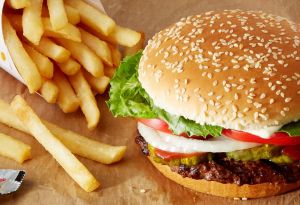 ▲漢堡王公布9月「華堡日」，9月22日連續5天訂華堡系列套餐，免費多送小華堡，預訂再加送限量的美美LINE貼圖。（圖／業者提供）