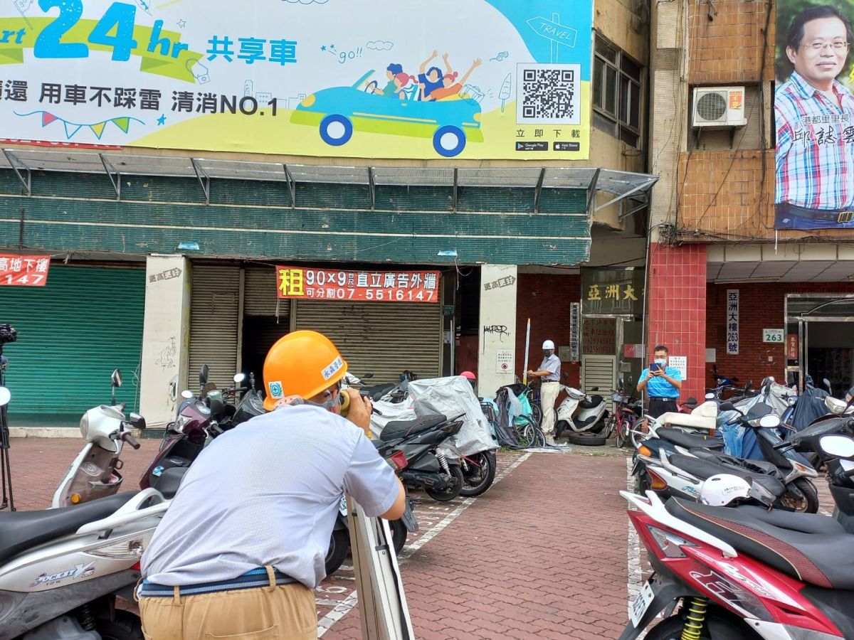 ▲高雄鹽埕區傳出有大樓傾斜，工務局建管處立即啟動安全鑑定，並邀集四大工程技師公會代表赴現地進行聯合勘察。（圖／高雄市政府工務局提供）