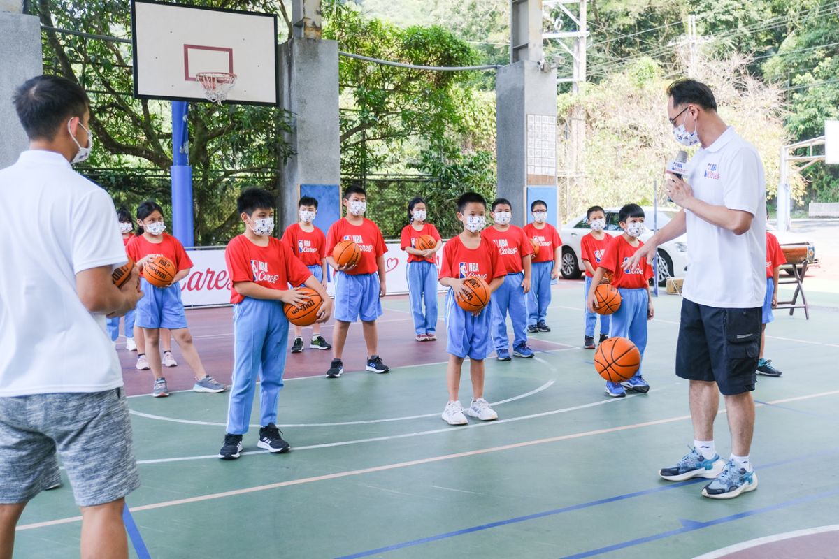 ▲許智超教練(右側白衣者)下場指導小球員。官方提供