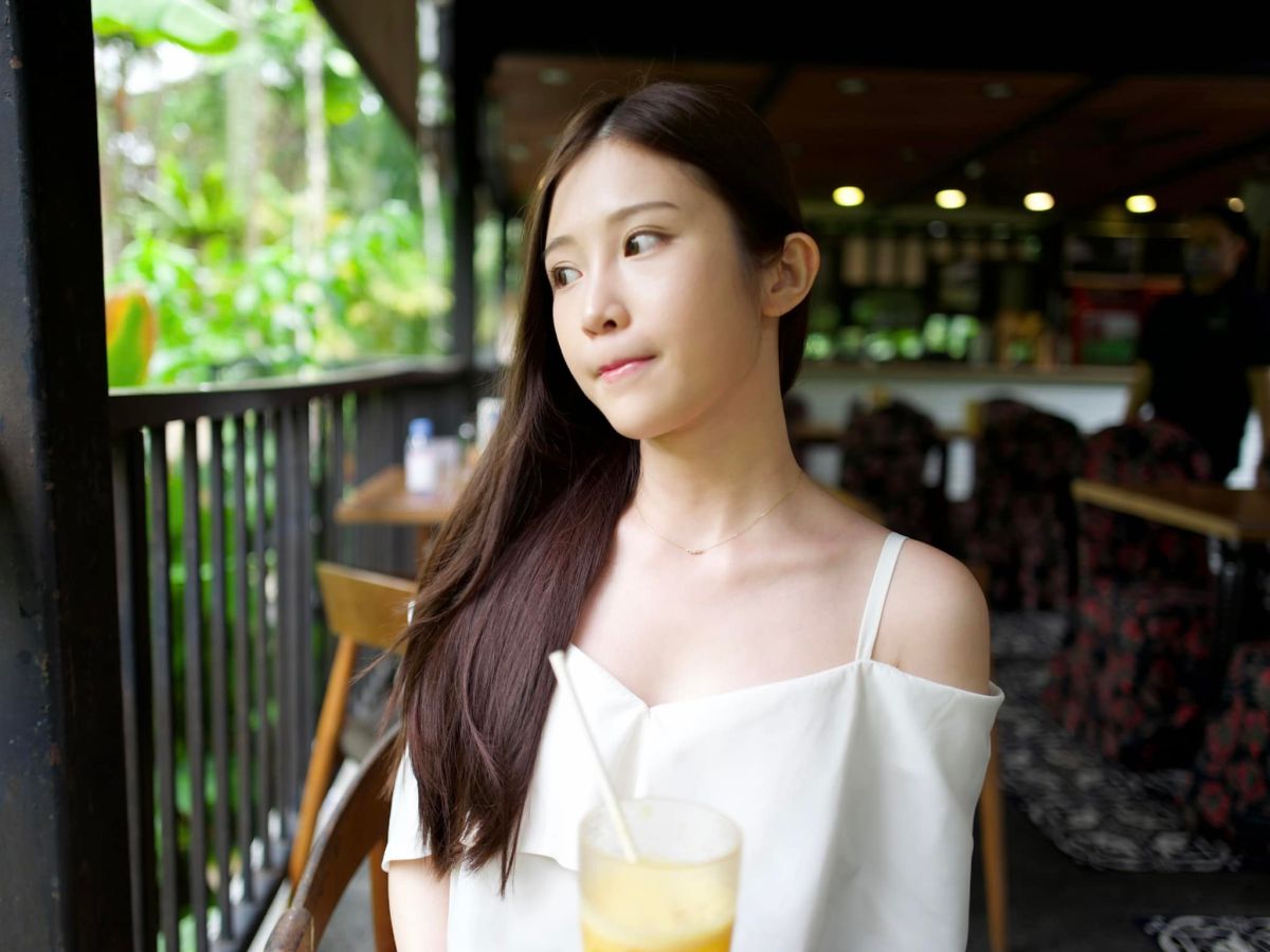 ▲鄭家純曬出性感側拍照。（圖／翻攝鄭家純臉書）