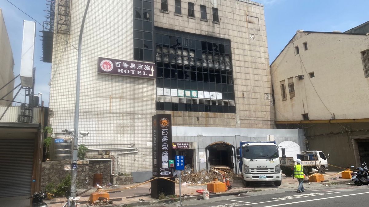 ▲曾發生4次火災、造成多人傷亡的彰化市喬友大樓今終於開拆，上午包商工班將建築內雜物清出。（圖／民眾提供，2022.09.20）