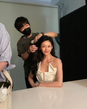 ▲大S的背影依舊相當少女。(圖/翻攝自大S IG) ▲大S重返工作岡位。(圖/翻攝自大S IG)