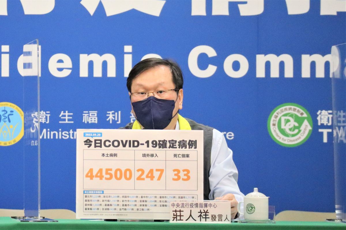 ▲發言人莊人祥說明疫苗採購價格的「3變數」。（圖／指揮中心）