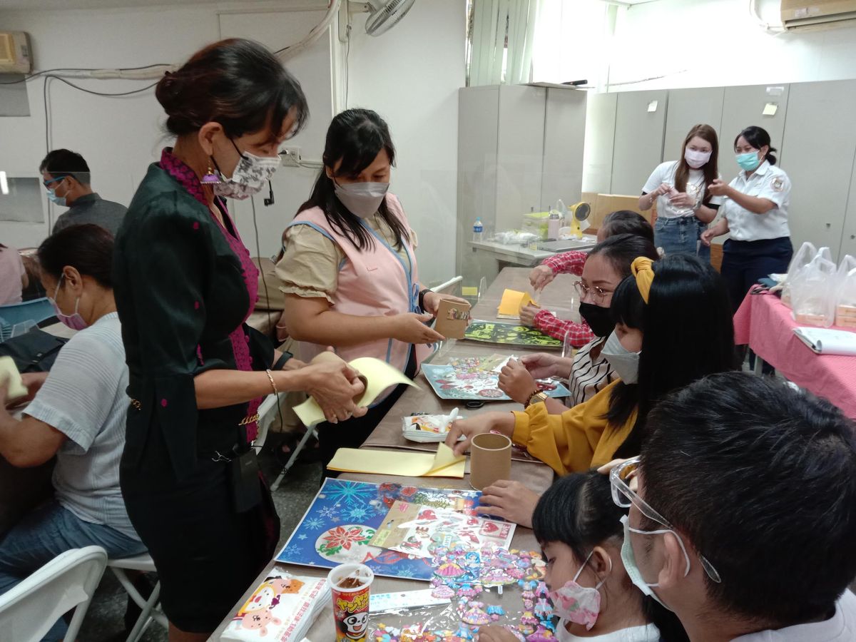 ▲ 移民署南區事務大隊高雄市第二服務站近日辦理家庭教育課程，特別邀請完成培訓課程，來自柬埔寨新住民徐閤芸擔任多元文化講師。（圖／ 移民署提供）