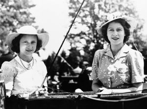 ▲瑪格麗特（左）與姊姊伊莉莎白（右）。攝於1944年。（圖／美聯社／達志影像）