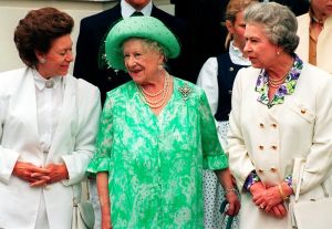 ▲瑪格麗特（左）晚年與母親伊莉莎白王太后（中）、姊姊伊莉莎白二世合影。攝於1993年。（圖／美聯社／達志影像）