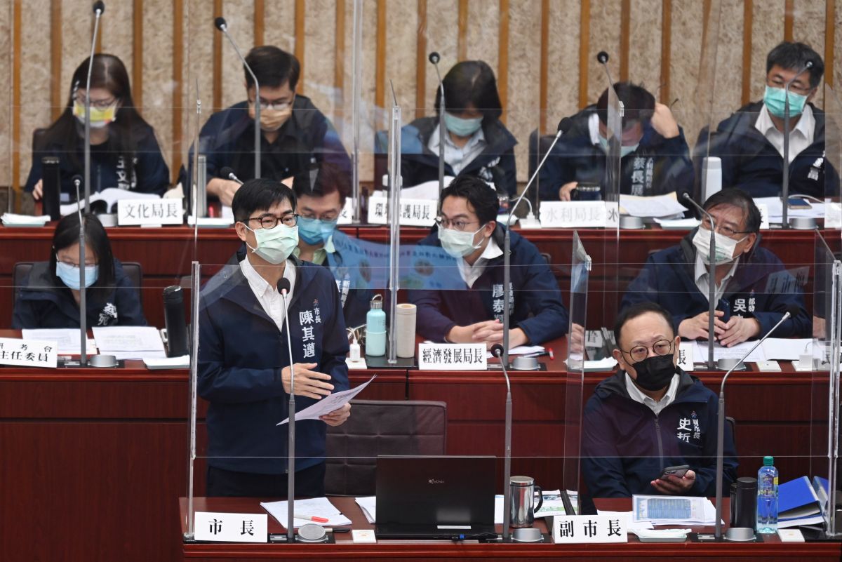 ▲高雄市長陳其邁施政滿意度排名六都第三，全台排名從19名進步到第10名，整體競爭力排名六都第二，僅次於台北。（圖／高市府提供）