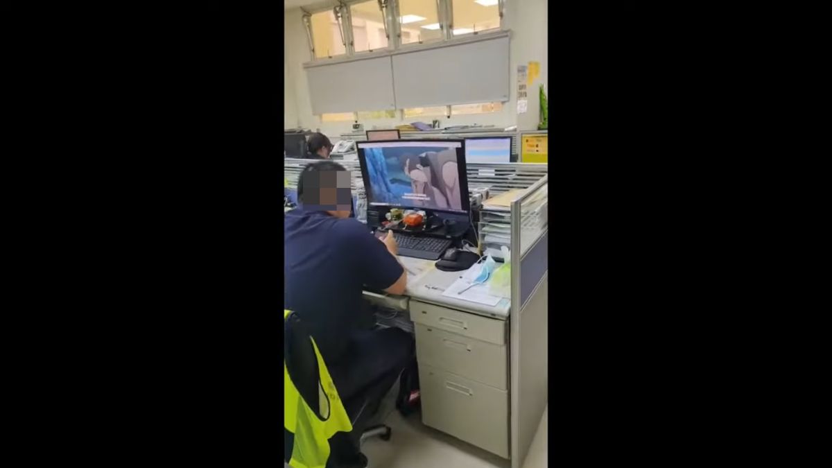 ▲五分局員警吃飯時觀看火影忍者，遭人側拍爆料。（圖／翻攝自記者爆料網）